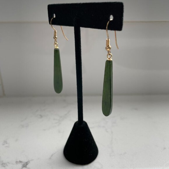Vintage Dangle Jade Earrings w Gold Tone Shepard Hooks Sz OS - no markings - Picture 2 of 7